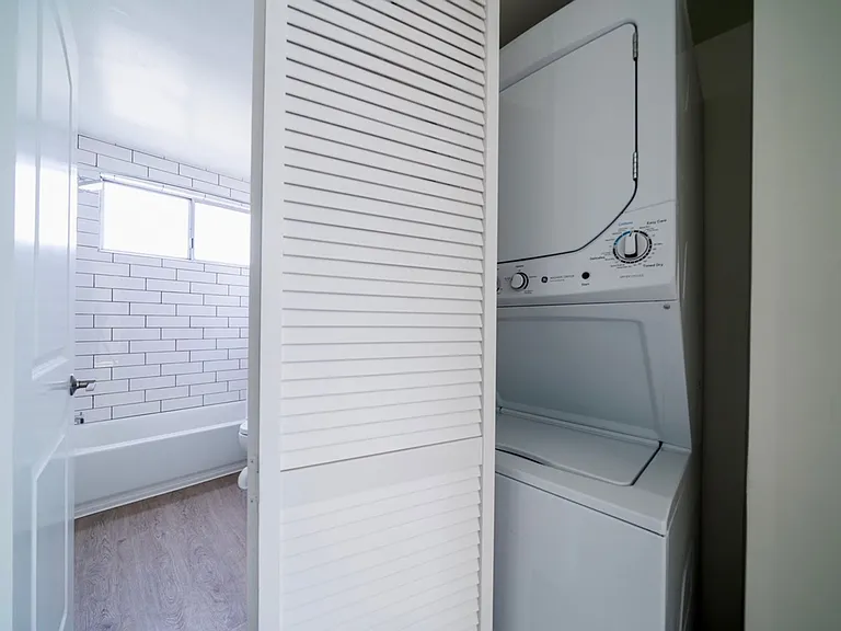 520 E Magnolia Blvd — Photo 4