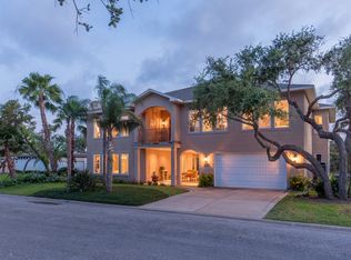 1909 Crescent Dr, Rockport, TX 78382