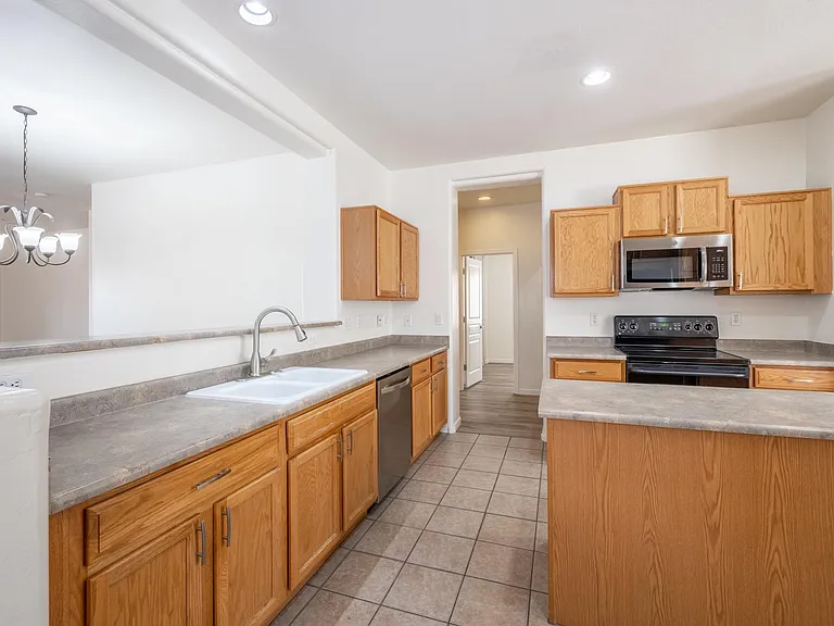 17212 W Saguaro Ln — Photo 9