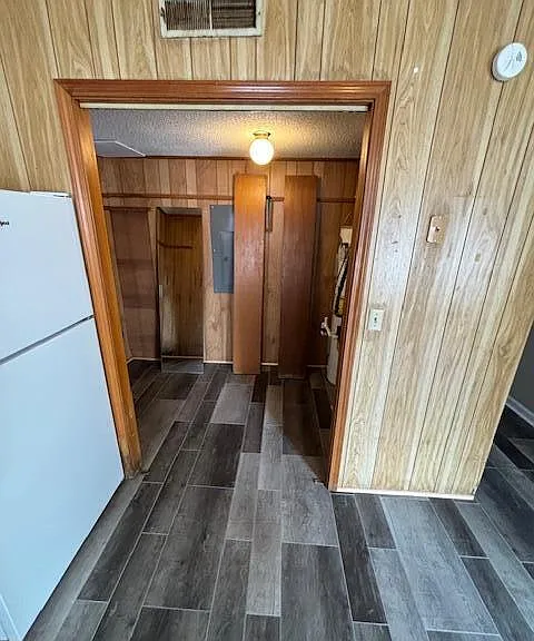1090 N Guignard Dr — Photo 2