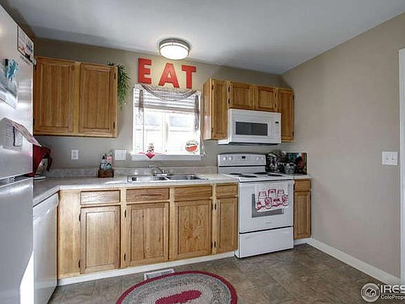 3rd image of 735 Lilac Dr