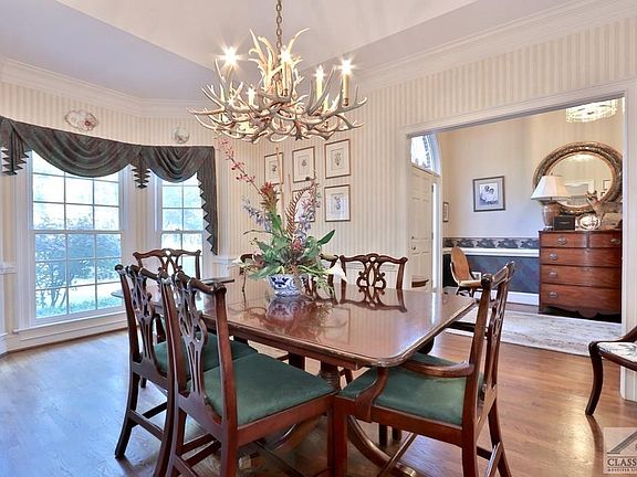 3rd image of 4009 Governors Cir