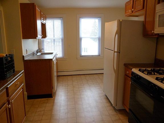 4th image of 2 Evergreen St APT 4
