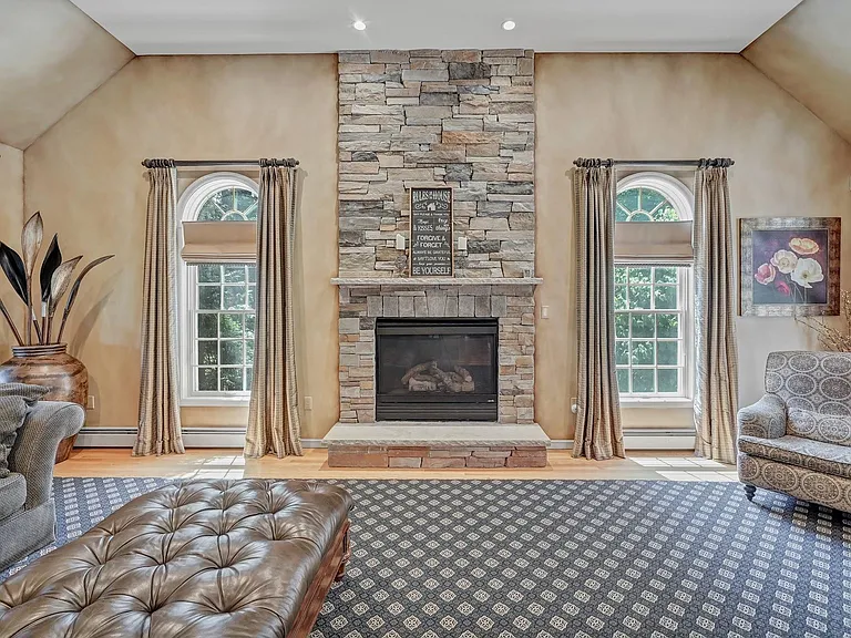 24 Charnwood Dr — Photo 7