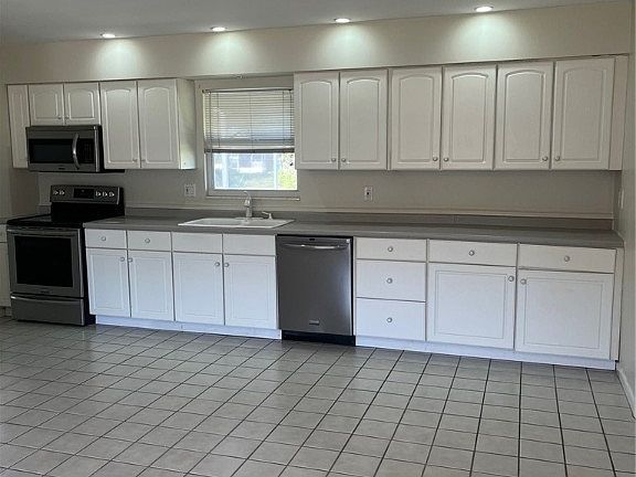 4th image of 127 W Lake Dr