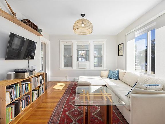 5th image of 84 Myrtle Ave