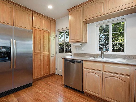 5th image of 37045 Rosewood Ave