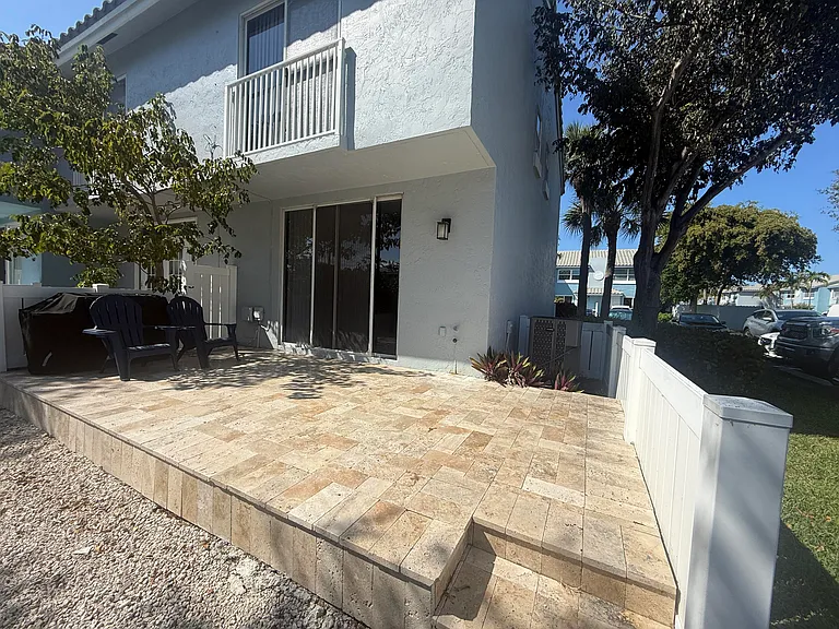 972 Jeffery St — Photo 13