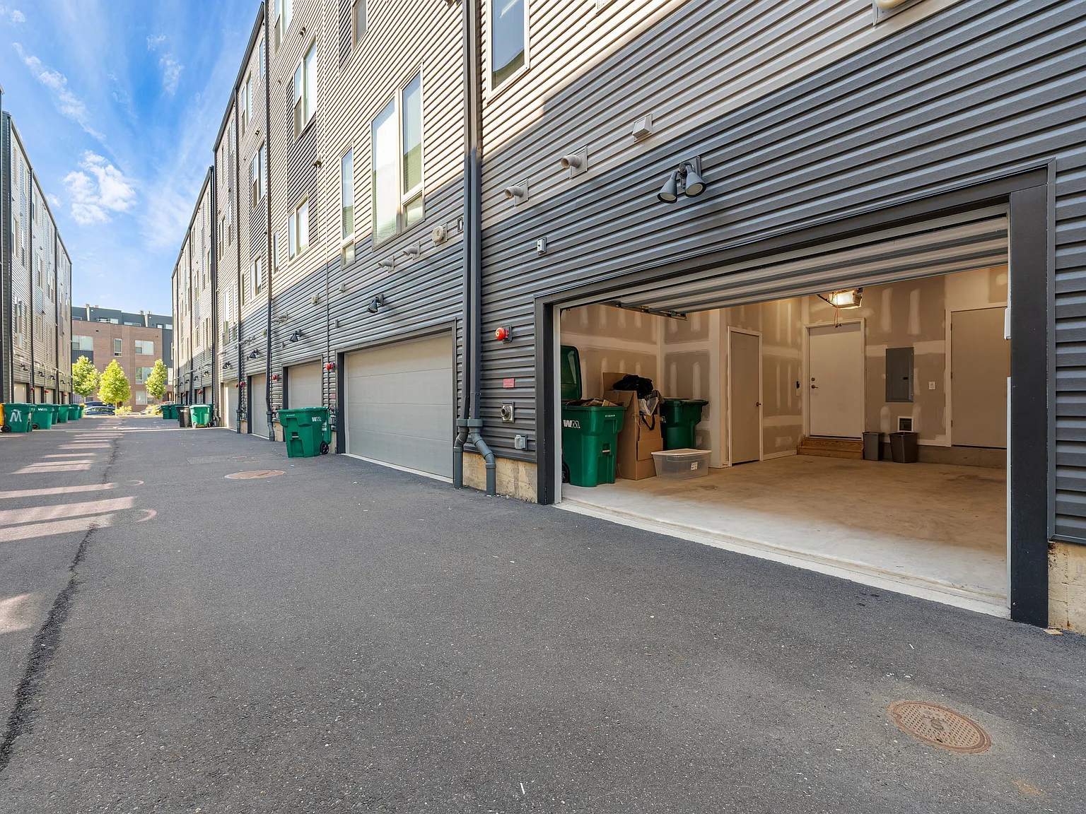 3 bed, 2400 sqft, $4,000 — Photo 3