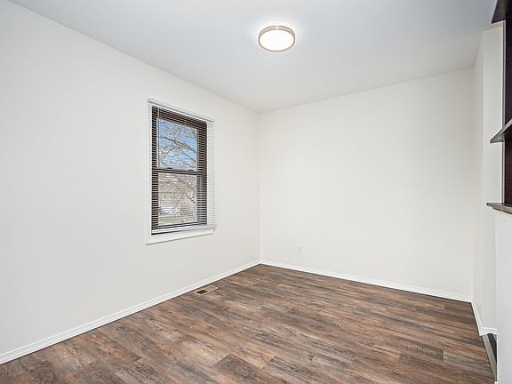 4th image of 451 Sauk Ln