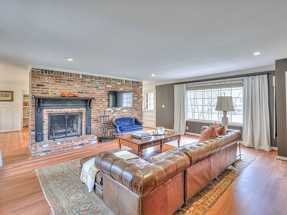 2nd image of 889 Lakemont Dr