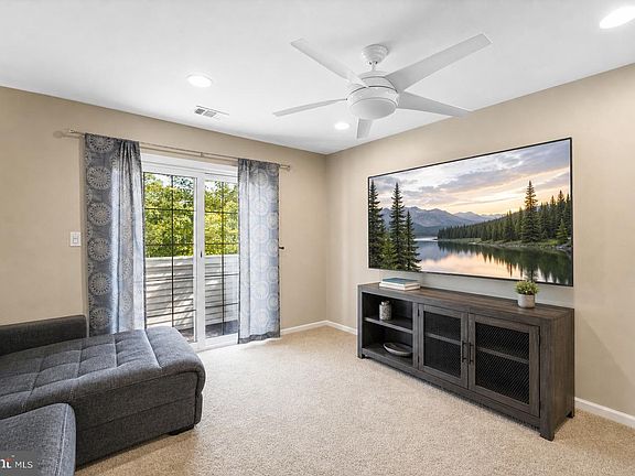 3rd image of 567 Applewood Ct