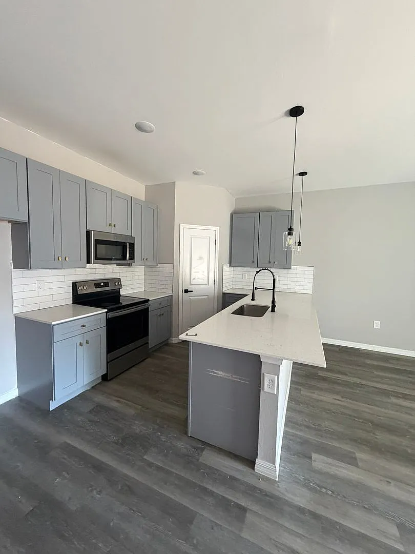 3 bed, 2.0 bath, $1,595 — Photo 1