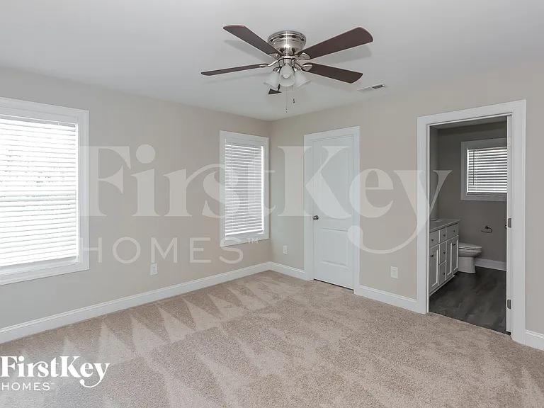 118 Akron Ave — Photo 8