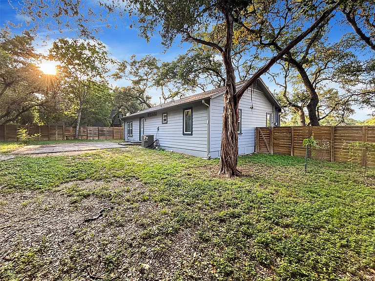 805 Herndon Ln — Photo 18