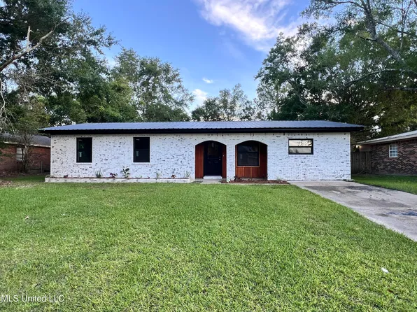 2337 W Park Dr, Gautier, MS 39553