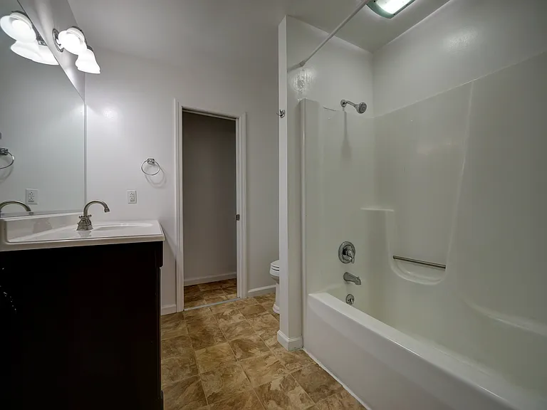 English Village Apartments — Photo 10