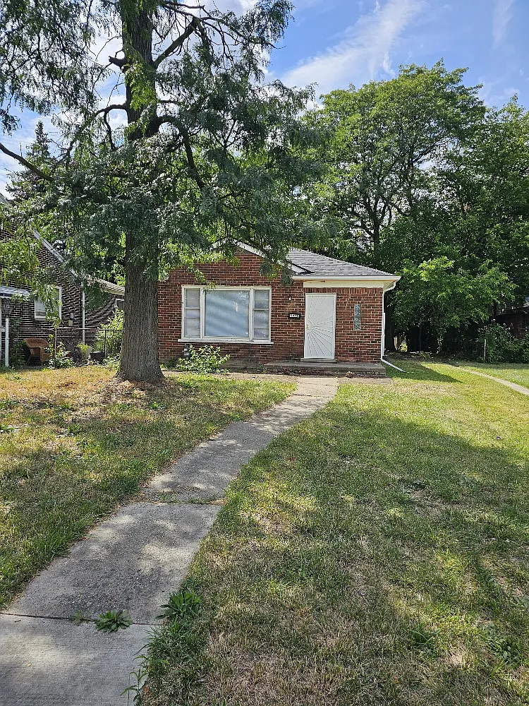 3 bed, 1.5 bath, 1100 sqft, $1,300 — Photo 2
