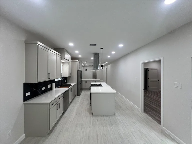 817 Center St — Photo 10