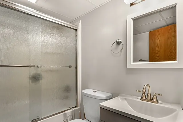Downstairs bathroom with tub