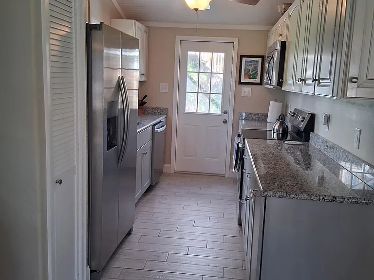 2470 Rose Ave — Photo 5