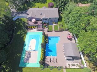 17 Villanova Ln, Dix Hills, NY 11746