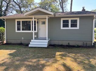 23 Grove St, Riverhead, NY 11901