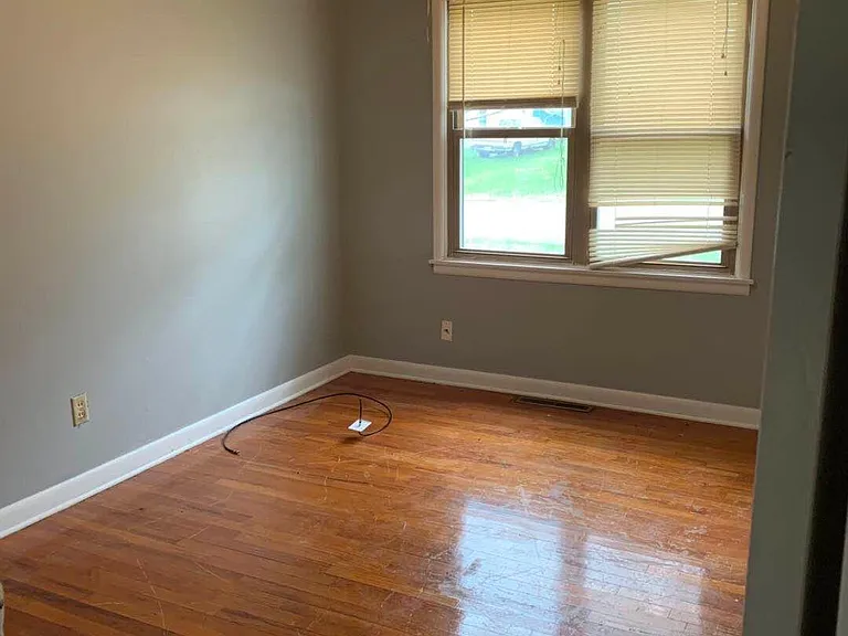 125 N Kendall Dr — Photo 2
