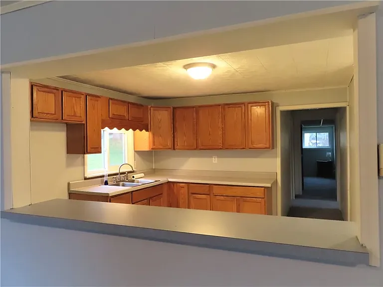 10 Boss Ave — Photo 4