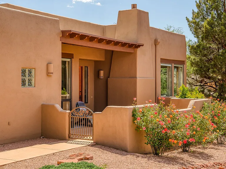 165 Quartz Dr — Photo 2