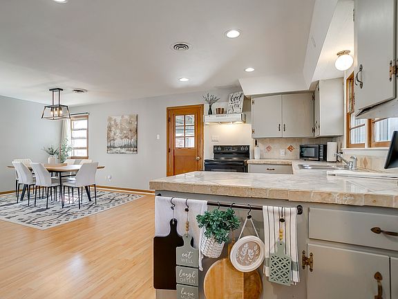 5th image of 809 Euclid St