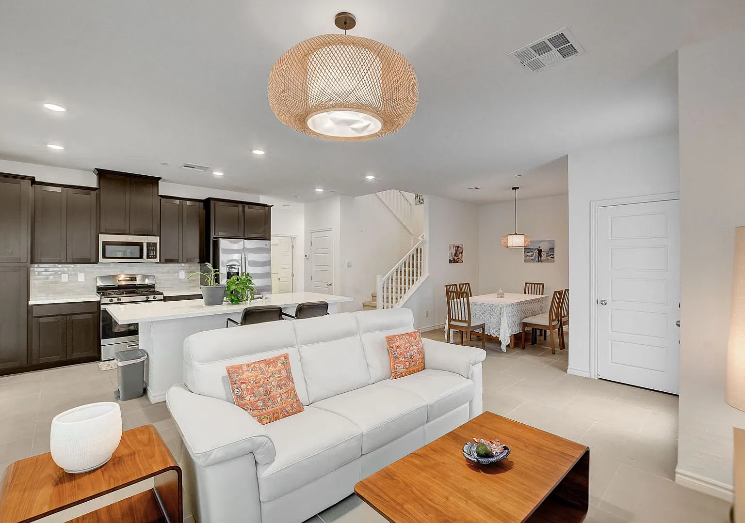 Fully Furnished Modern Townhouse with a Full Bed & Bath Downstairs! — Photo 3