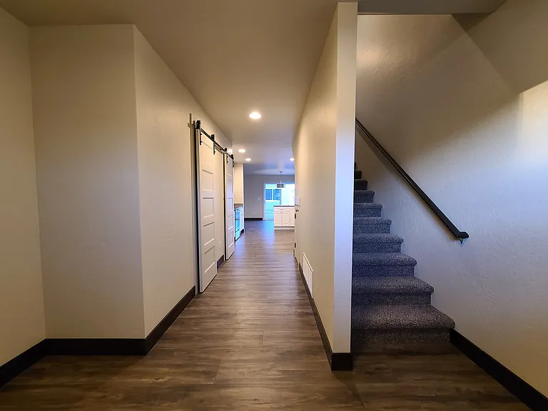 1227 Edwards Ln — Photo 2