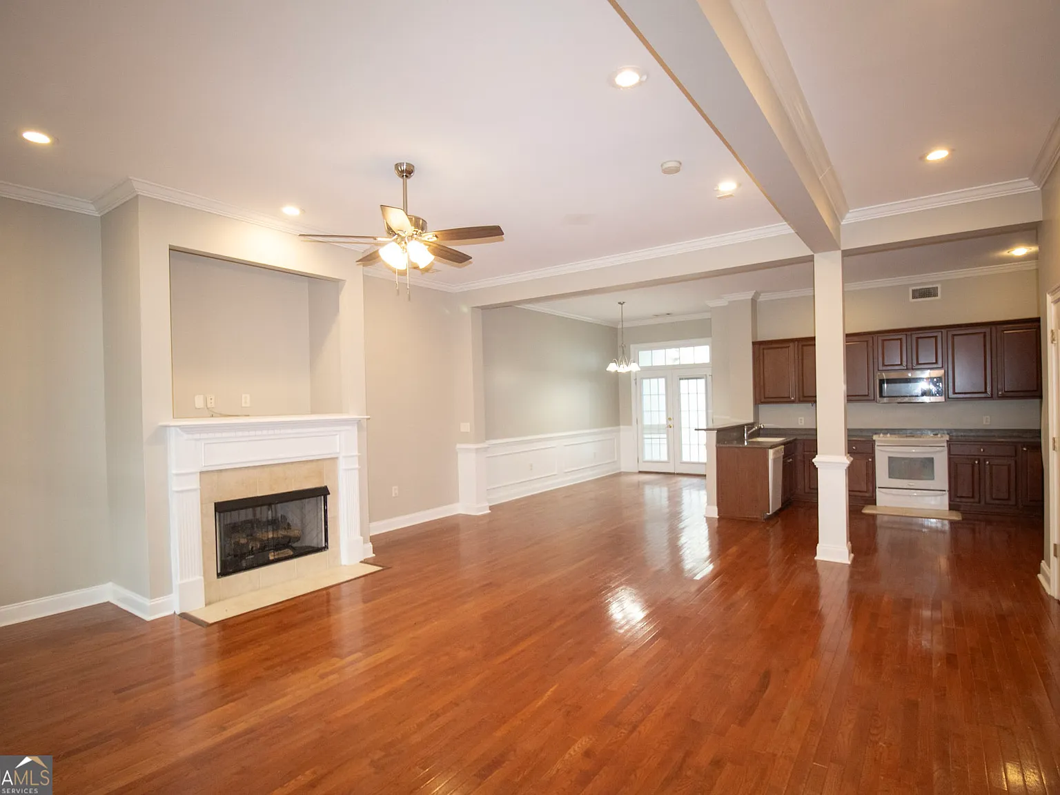 3 bed, 2.5 bath, 2240 sqft, $2,000 — Photo 2