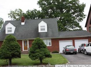 1044 W Fingerboard Rd, Staten Island, NY 10304