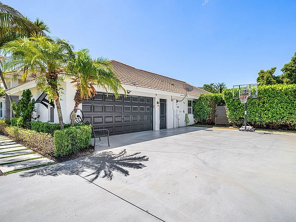 4th image of 916 SW 37th Court