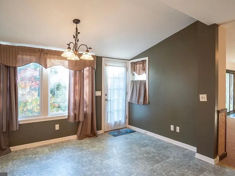 1600 Afton Dr — Photo 9