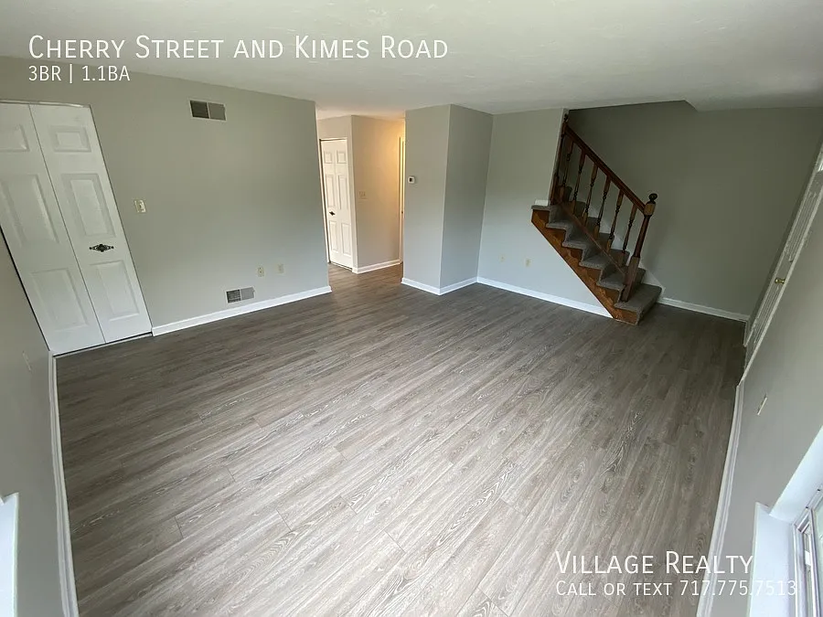 3-bed Duplex in D-town School District! Large garage & close to 83! — Photo 2