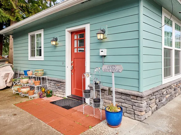 1328 S Water St, Silverton, OR 97381