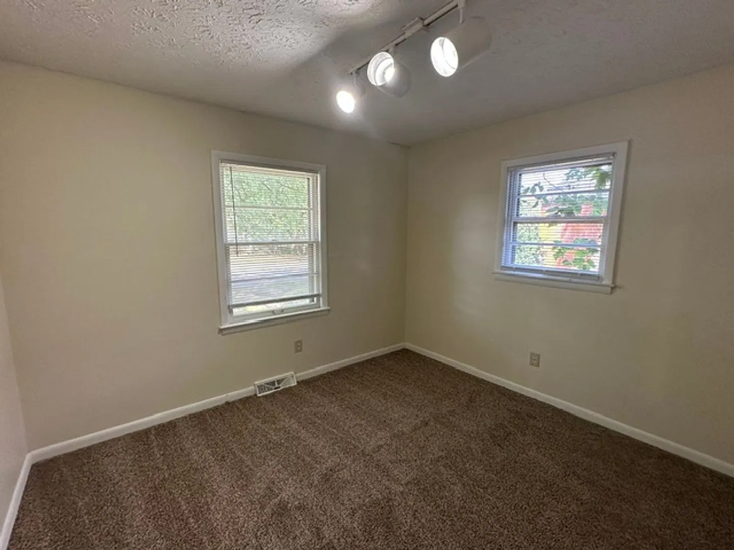 Coming Soon! Nice 3 Br House! *Autumn Special: 1/2 Off 1st Month!* — Photo 3