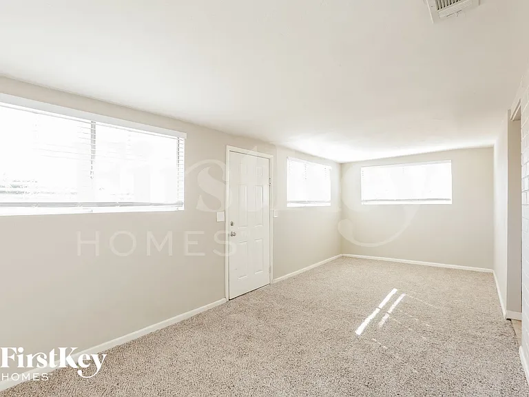 3625 N 21st Dr — Photo 3