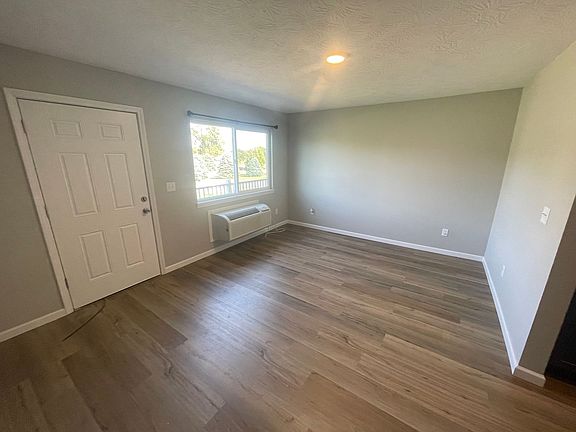3rd image of 909 E 7th St #14