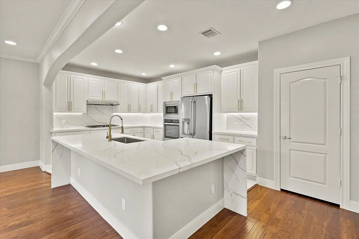 3 bed, 3.5 bath, 2290 sqft, $2,950 — Photo 1