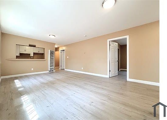 5th image of 1385 E Vernon Ave