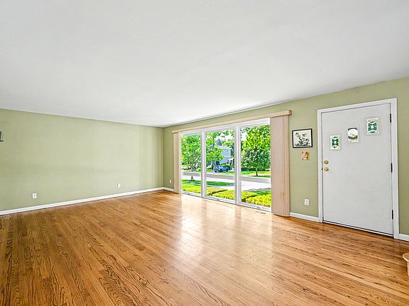 5th image of 114 W Berkshire Ave