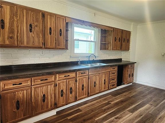 5th image of 365 Chestnut St