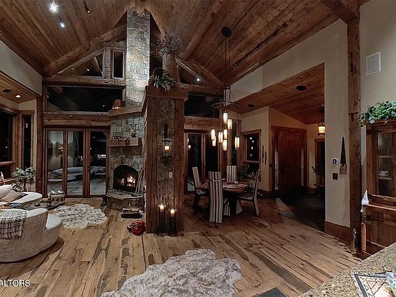 3rd image of 592 Airport Dr #7