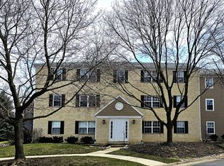 142 E Winchester Rd APT B, Libertyville, IL