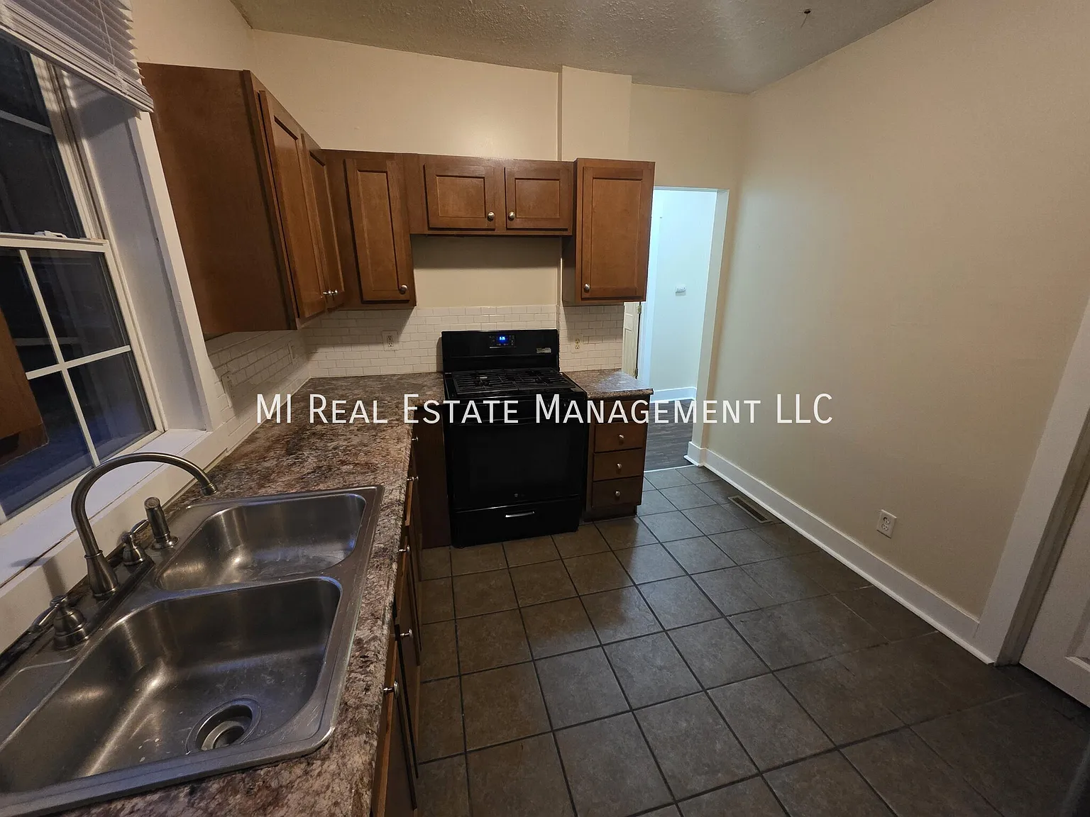 3 bed, 1.0 bath, 1100 sqft, $1,550 — Photo 2