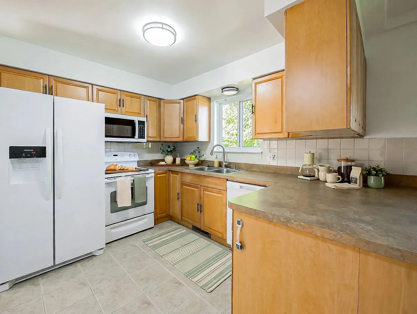 Spacious 3-Bedroom Home in Commerce Township! — Photo 2